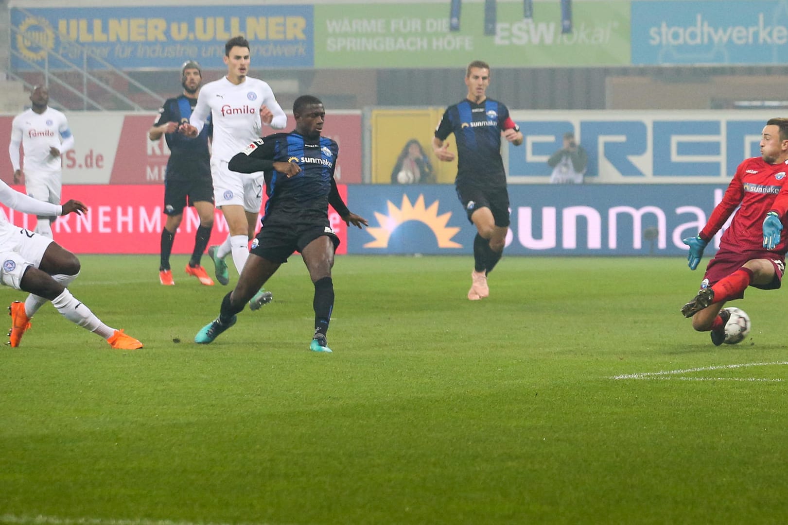 Strafraumszene: Paderborns Torwart Leopold Zingerle (r.) kann den Schuss von Kiels Kingsley Schindler (l.) zum 1:1 nicht halten.