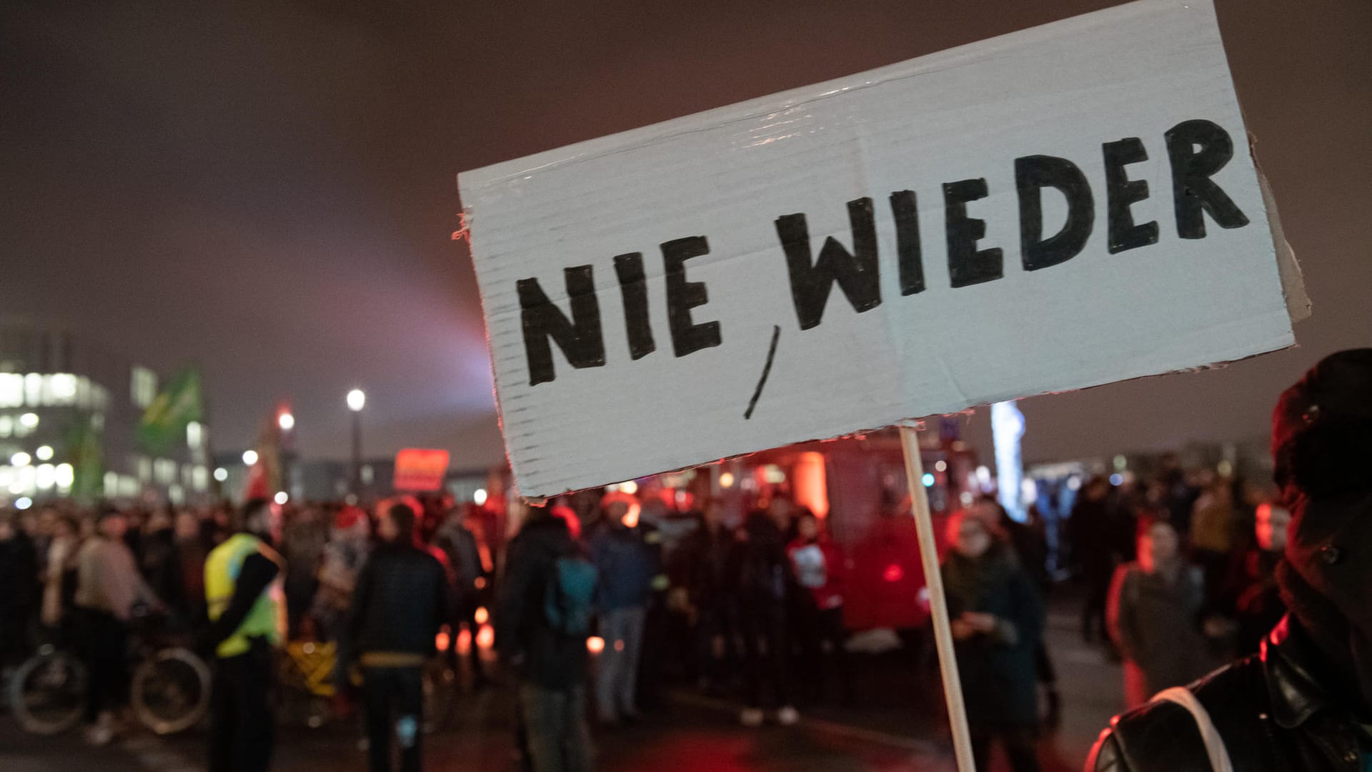 Demonstranten in Berlin: Tausende protestierten gegen die rechte Kundgebung. Demonstranten in Berlin: Tausende protestierten gegen die rechte Kundgebung.