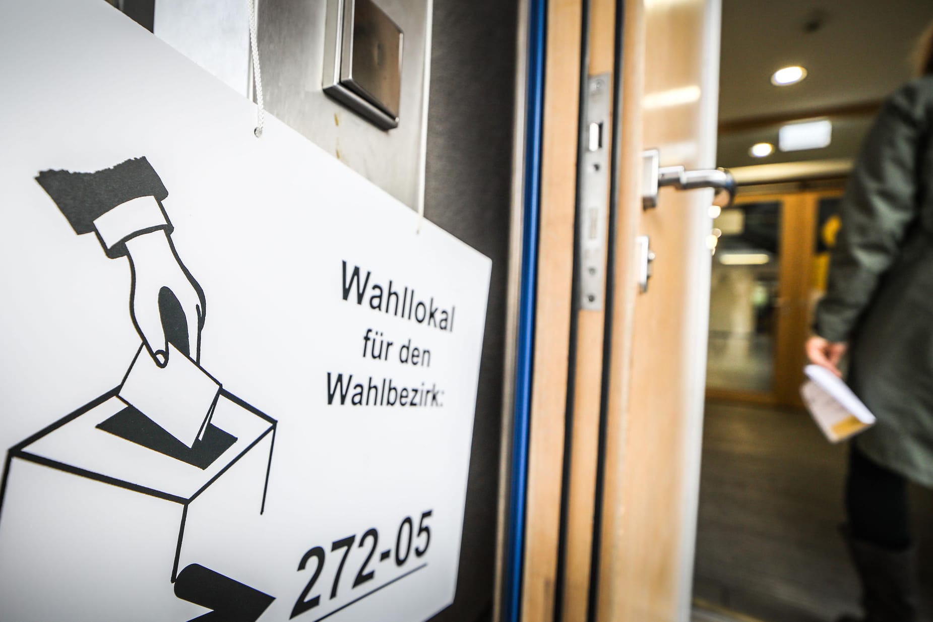 Wegweiser für ein Wahllokal in Frankfurt: In der Stadt gab es Irrungen und Wirrungen.