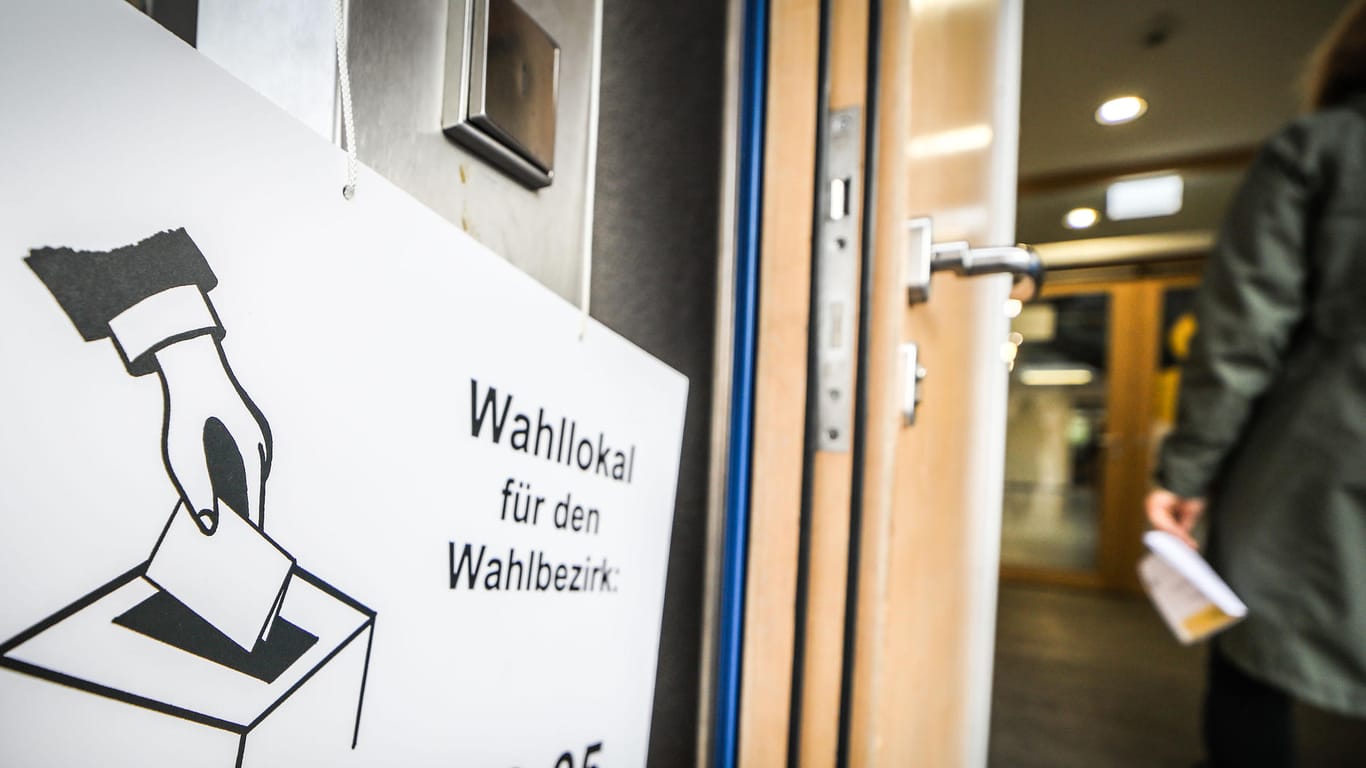 Wegweiser für ein Wahllokal in Frankfurt: In der Stadt gab es Irrungen und Wirrungen.