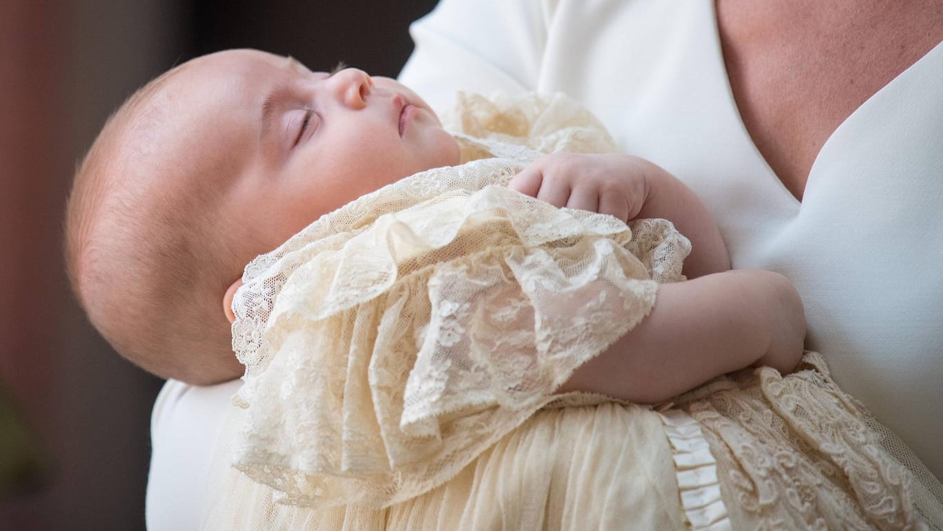 Bei der Taufe im Juli wurde Prinz Louis zuletzt gesehen: Jetzt hat der Palast ein neues Foto von Kate und Williams Sohn geteilt.