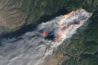 Ein Satellitenbild der NASA zeigt schweren Waldbrände in Kalifornien.