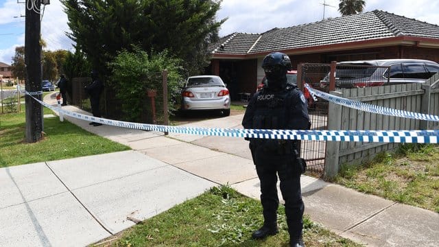 Polizeibeamte sichern den Tatort in Melbourne.