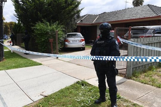 Polizeibeamte sichern den Tatort in Melbourne.