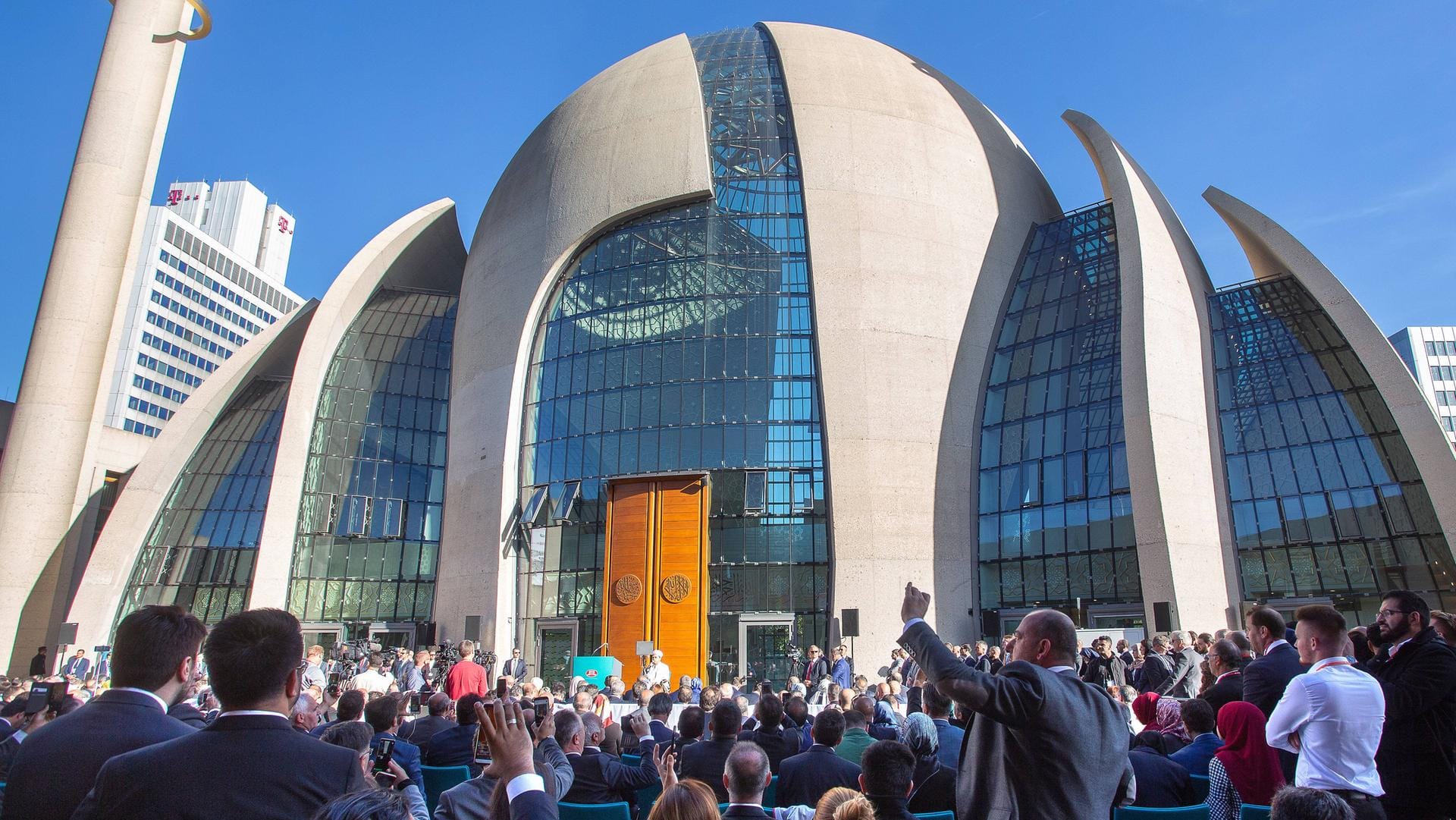 Die Ditib-Großmoschee in Köln-Ehrenfeld: Das Bundesamt hat den größten Moscheenverband in Deutschland als sogenannten Prüffall eingestuft.