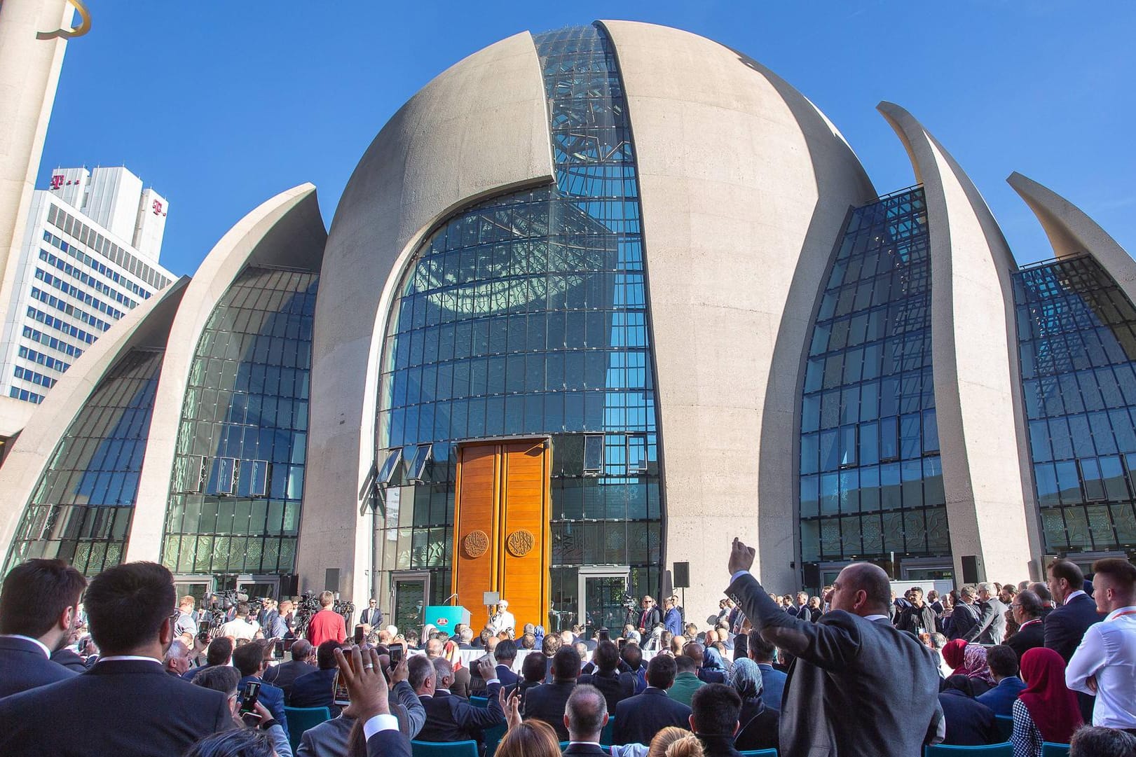 Die Ditib-Großmoschee in Köln-Ehrenfeld: Das Bundesamt hat den größten Moscheenverband in Deutschland als sogenannten Prüffall eingestuft.