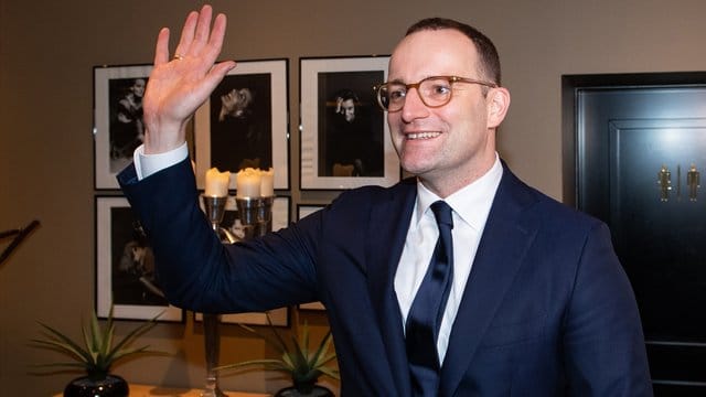 Bundesgesundheitsminister Jens Spahn hatte jüngst gefordert, dass Kinderlose mehr in die Pflege- und Rentenversicherung einzahlen sollten als Eltern. Bundesgesundheitsminister Jens Spahn hatte jüngst gefordert, dass Kinderlose mehr in die Pflege- und Rentenversicherung einzahlen sollten als Eltern.