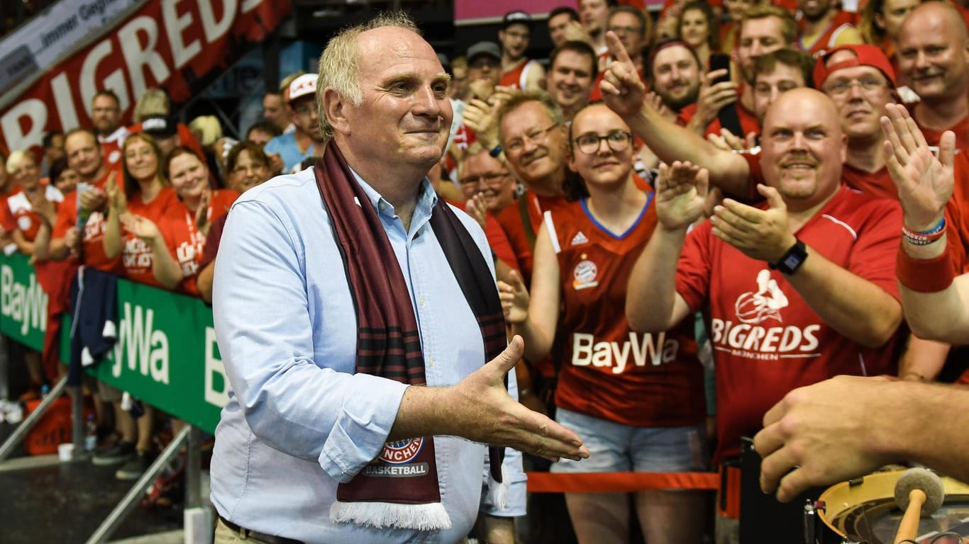 Selbstkritisch: Uli Hoeneß, hier bei einem Spiel der Bayern-Basketballer im Juni, hat Fehler bei der denkwürdigen Pressekonferenz eingestanden.