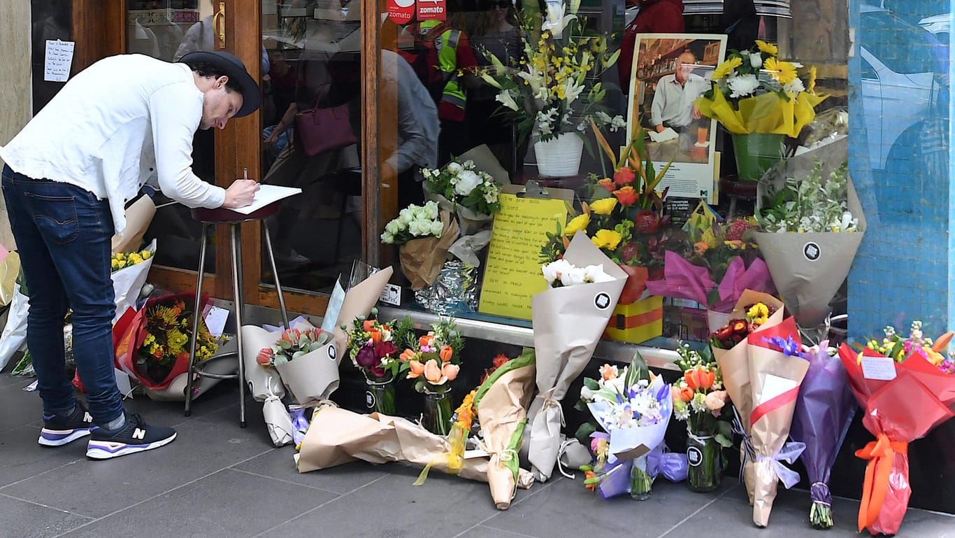 Blumen für das Opfer der Messerattacke: Der Täter stammte aus Somalia.