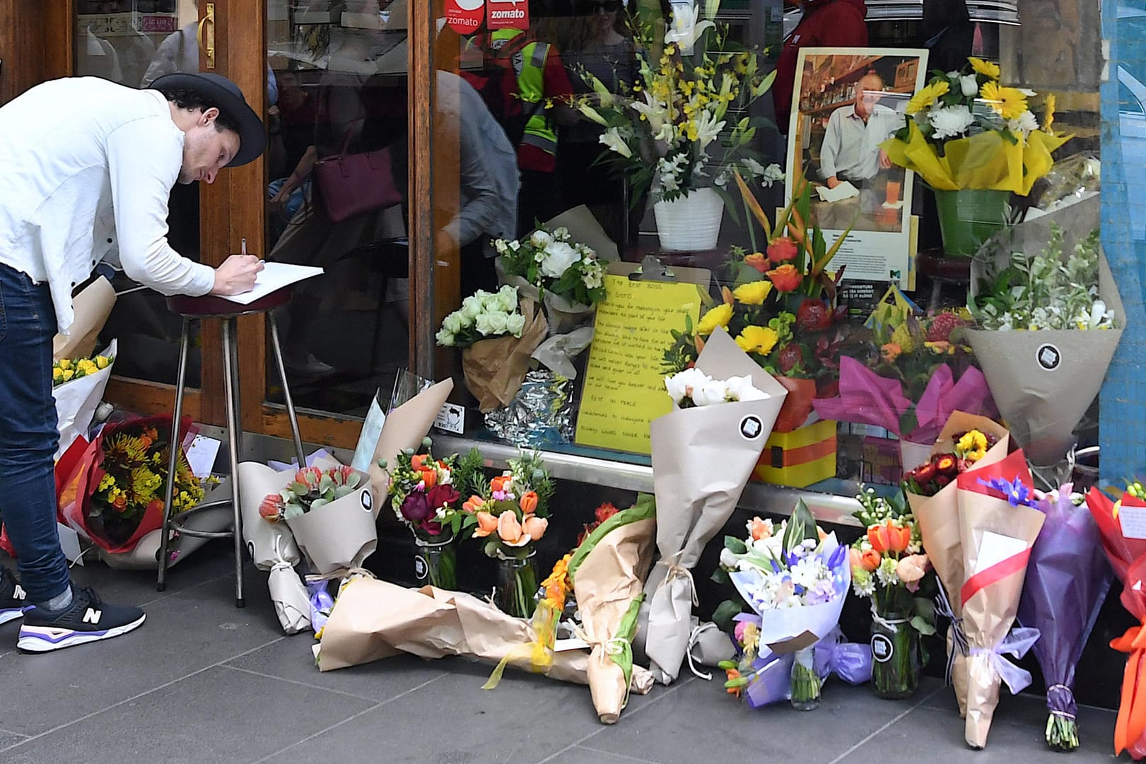 Blumen für das Opfer der Messerattacke: Der Täter stammte aus Somalia.