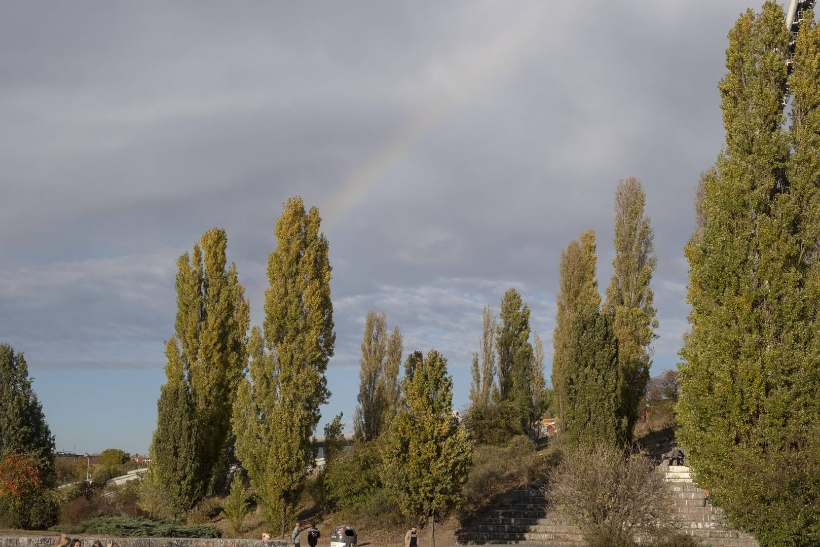 Der Berliner Mauerpark: Rund 100 Personen haben sich hier gegenseitig angegriffen. (Archivbild)