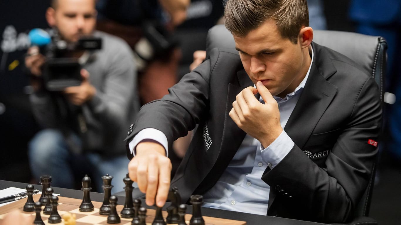Magnus Carlsen: Der amtierende Weltmeister lieferte sich in der ersten Partie ein erbittertes Duell mit seinem Kontrahenten.
