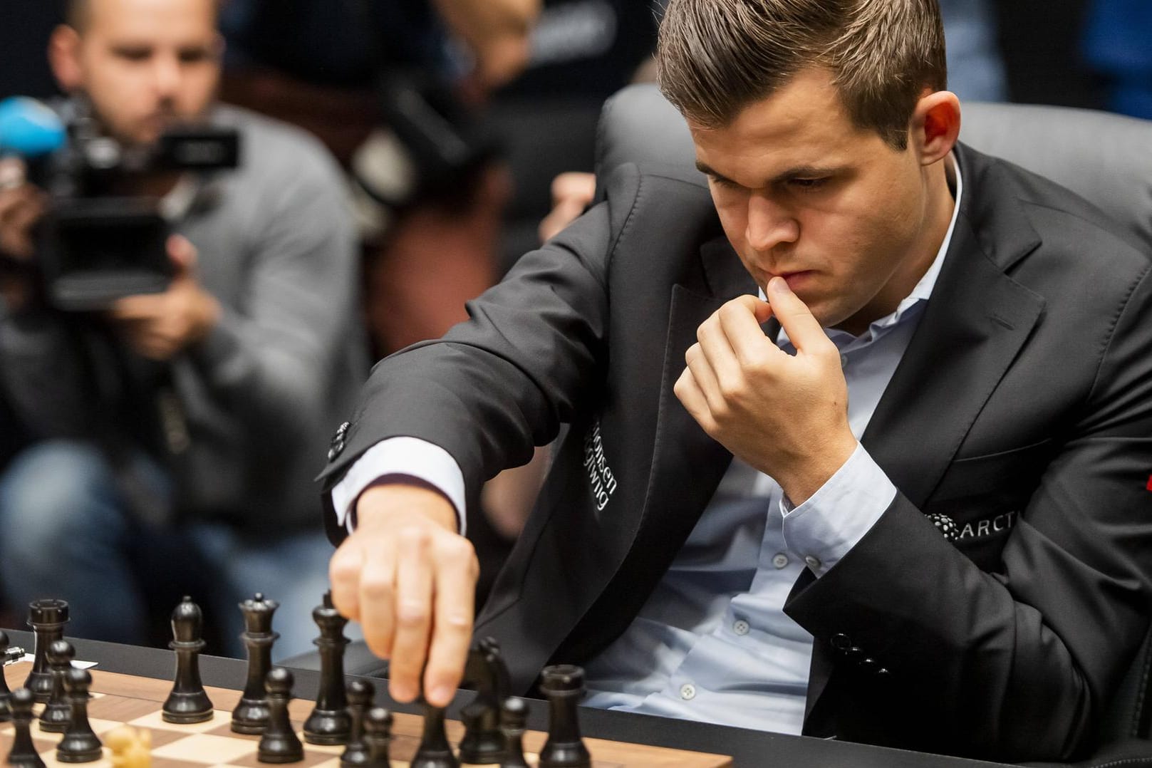 Magnus Carlsen: Der amtierende Weltmeister lieferte sich in der ersten Partie ein erbittertes Duell mit seinem Kontrahenten.