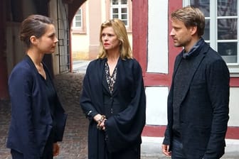 Anne (Henriette Richter-Röhl, l) streitet mit ihrem Bruder Matthias (Max von Pufendorf) und ihrer Mutter Käthe (Leslie Malton) über die Zukunft des Weinguts.