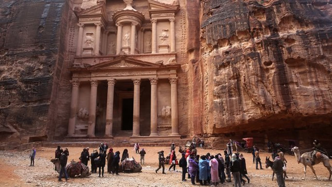 Die im Süden Jordaniens gelegene Felsenstadt Petra ist eine der größten Sehenswürdigkeiten des Nahen Ostens und seit 1985 Unesco-Weltkulturerbe.