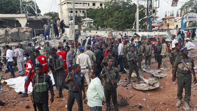 Sicherheitskräfte am Anschlagsort in Mogadischu.
