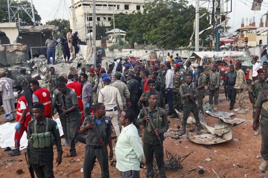 Sicherheitskräfte am Anschlagsort in Mogadischu.