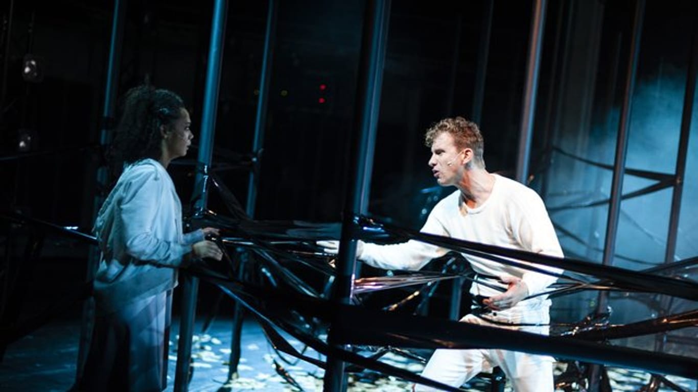 Sithembile Menck (l) und Sebastian Weiss stellen in dem Theaterstück "Endland" Fana und Anton dar.