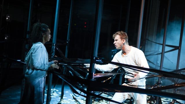 Sithembile Menck (l) und Sebastian Weiss stellen in dem Theaterstück "Endland" Fana und Anton dar.
