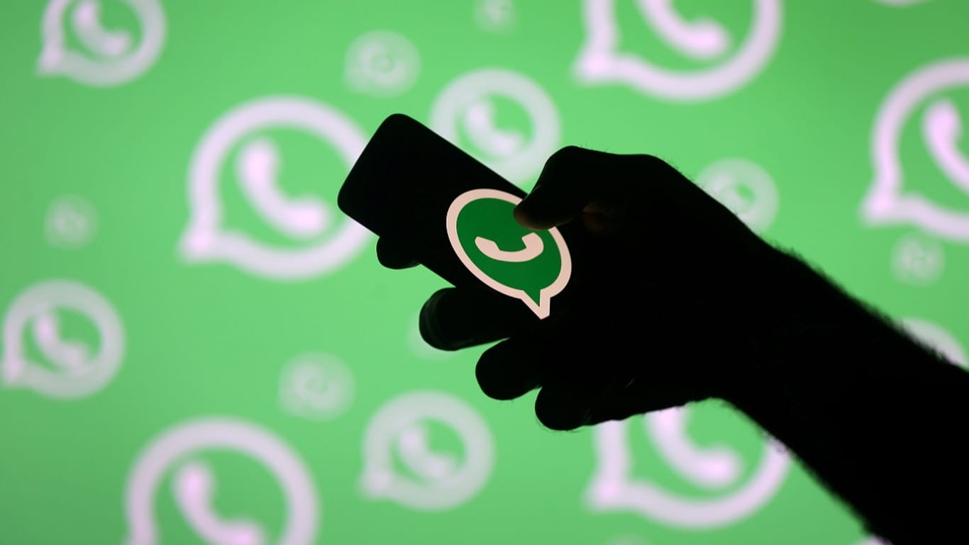 Ein Smartphone mit WhatsApp-Symbol auf dem Display: Konzern testet neue Funktionen für seinen Messenger.