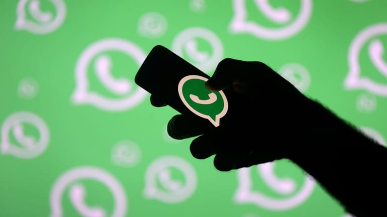 Ein Smartphone mit WhatsApp-Symbol auf dem Display: Konzern testet neue Funktionen für seinen Messenger.