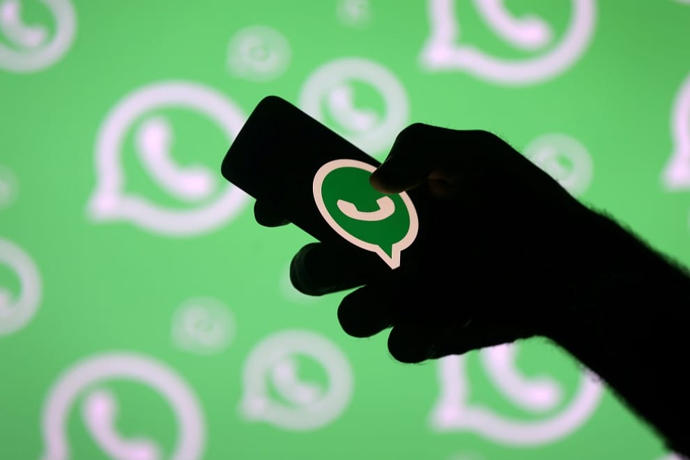 Ein Smartphone mit WhatsApp-Symbol auf dem Display: Konzern testet neue Funktionen für seinen Messenger.