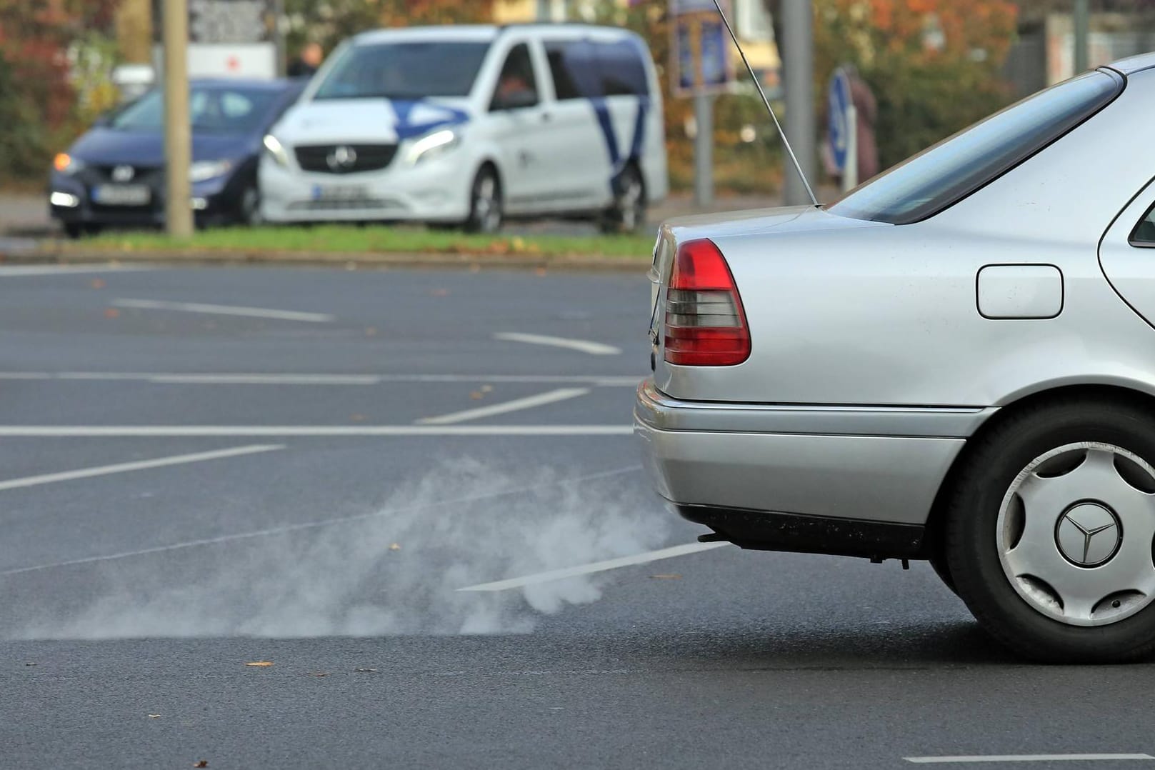 Ein älterer Mercedes in Berlin: Das Kraftfahrt-Bundesamt steht wegen eines Briefes an Diesel-Besitzer in der Kritik.