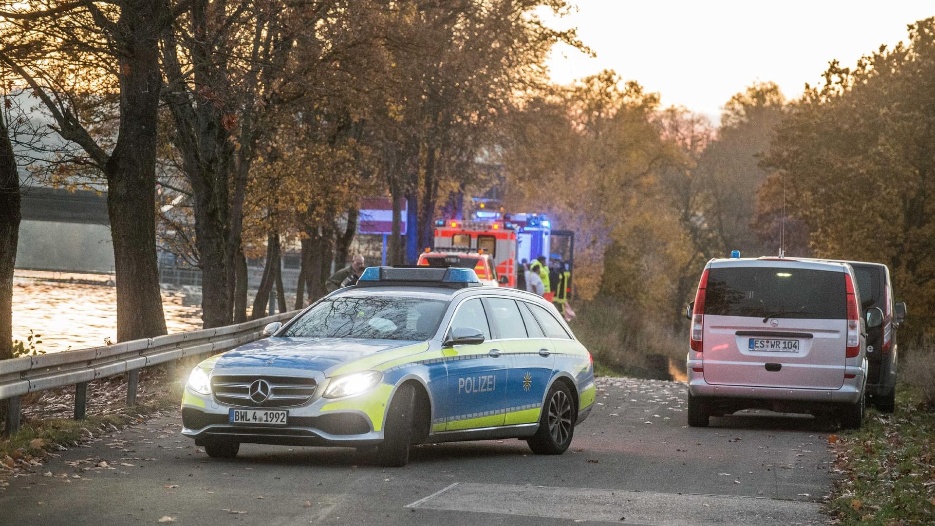 Polizei- und Feuerwehrfahrzeuge stehen am Ufer: Der Angler konnte nur noch tot geborgen werden. Polizei- und Feuerwehrfahrzeuge stehen am Ufer: Der Angler konnte nur noch tot geborgen werden.