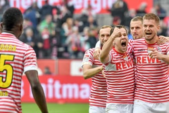 Sensationeller Sieg: Die Spieler des 1. FC Köln feiern ihr Tor-Festival gegen Dynamo Dresden.