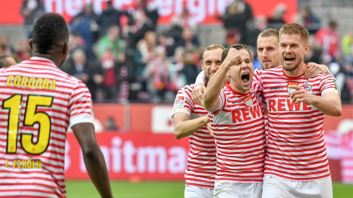 Sensationeller Sieg: Die Spieler des 1. FC Köln feiern ihr Tor-Festival gegen Dynamo Dresden.
