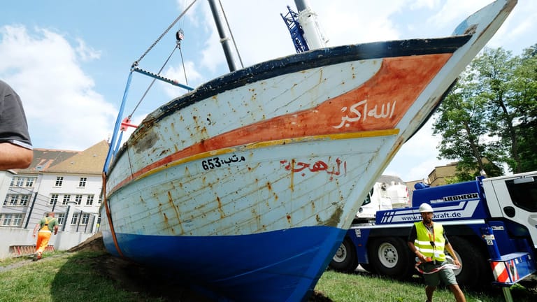 Flüchtlingsboot als Exponat: Die Polizei ermittelt, wer das Schiff in Lutherstadt Wittenberg angezündet hat. (Archivbild)