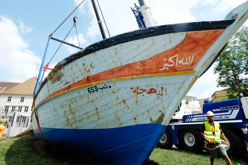 Flüchtlingsboot als Exponat: Die Polizei ermittelt, wer das Schiff in Lutherstadt Wittenberg angezündet hat. (Archivbild)