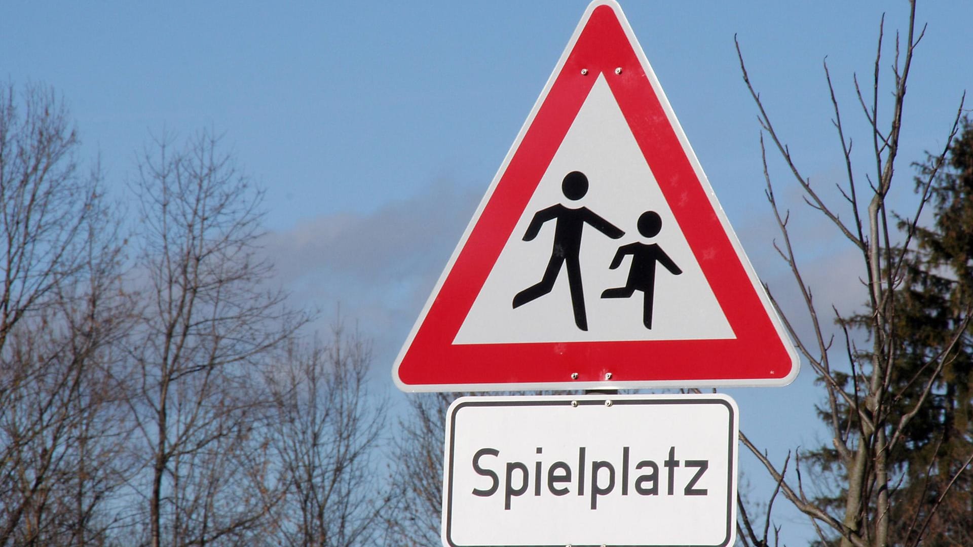 Hinweisschild auf einem Kinderspielplatz: Ein neunjähriges Mädchen blieb beim Spielen in einer Röhre stecken. (Symbolbild) Hinweisschild auf einem Kinderspielplatz: Ein neunjähriges Mädchen blieb beim Spielen in einer Röhre stecken. (Symbolbild)