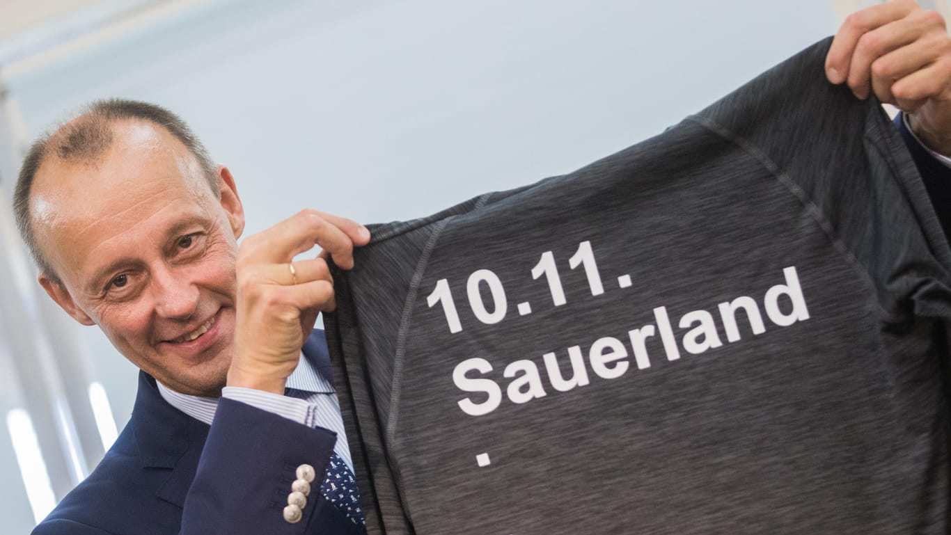 Friedrich Merz mit einem geschenkten Sporttrikot: In der Sauerländer Heimat hat er seine erste offizielle Bewerbungsrede gehalten.