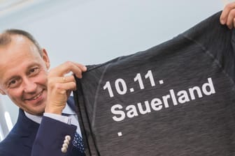 Friedrich Merz mit einem geschenkten Sporttrikot: In der Sauerländer Heimat hat er seine erste offizielle Bewerbungsrede gehalten.