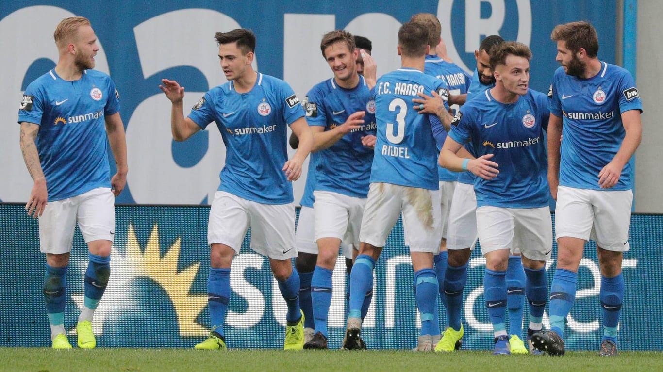 Sechster Erfolg hintereinander: Die Spieler von Hansa Rostock feiern den deutlichen Sieg gegen Kaiserslautern.