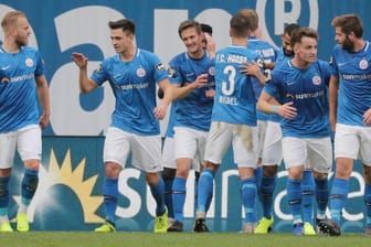 Sechster Erfolg hintereinander: Die Spieler von Hansa Rostock feiern den deutlichen Sieg gegen Kaiserslautern.