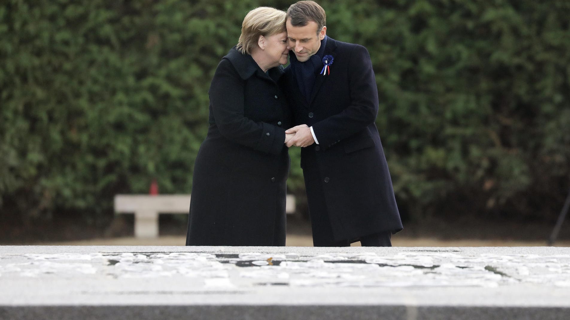 Merkel und Macron: Der Waffenstillstand war am 11. November 1918 in einem umgebauten Speisewagen auf einer Waldlichtung unterschrieben worden.