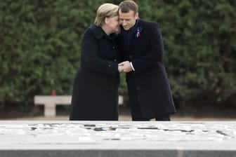 Merkel und Macron: Der Waffenstillstand war am 11. November 1918 in einem umgebauten Speisewagen auf einer Waldlichtung unterschrieben worden.