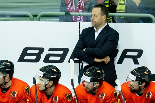 Marco Sturm steht während des Spiels an der Trainerbank.