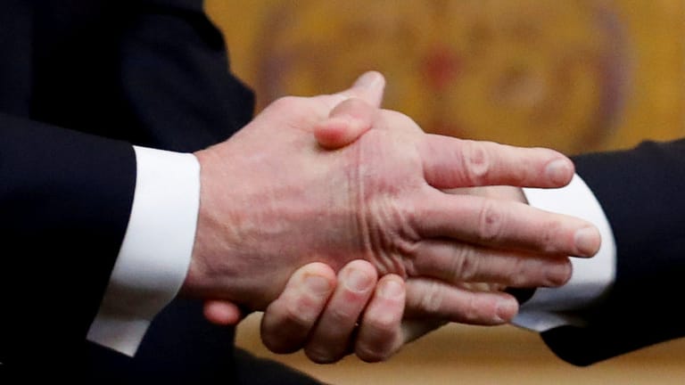 Links Trump, rechts Macron: Beim Handshake-Duell kann es nur einen geben.