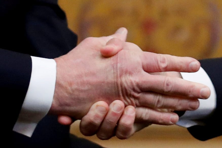 Links Trump, rechts Macron: Beim Handshake-Duell kann es nur einen geben.