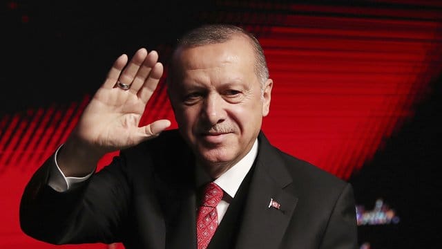 Erdogan erhöht in der Khashoggi-Affäre weiter den Druck auf Riad. Erdogan erhöht in der Khashoggi-Affäre weiter den Druck auf Riad.