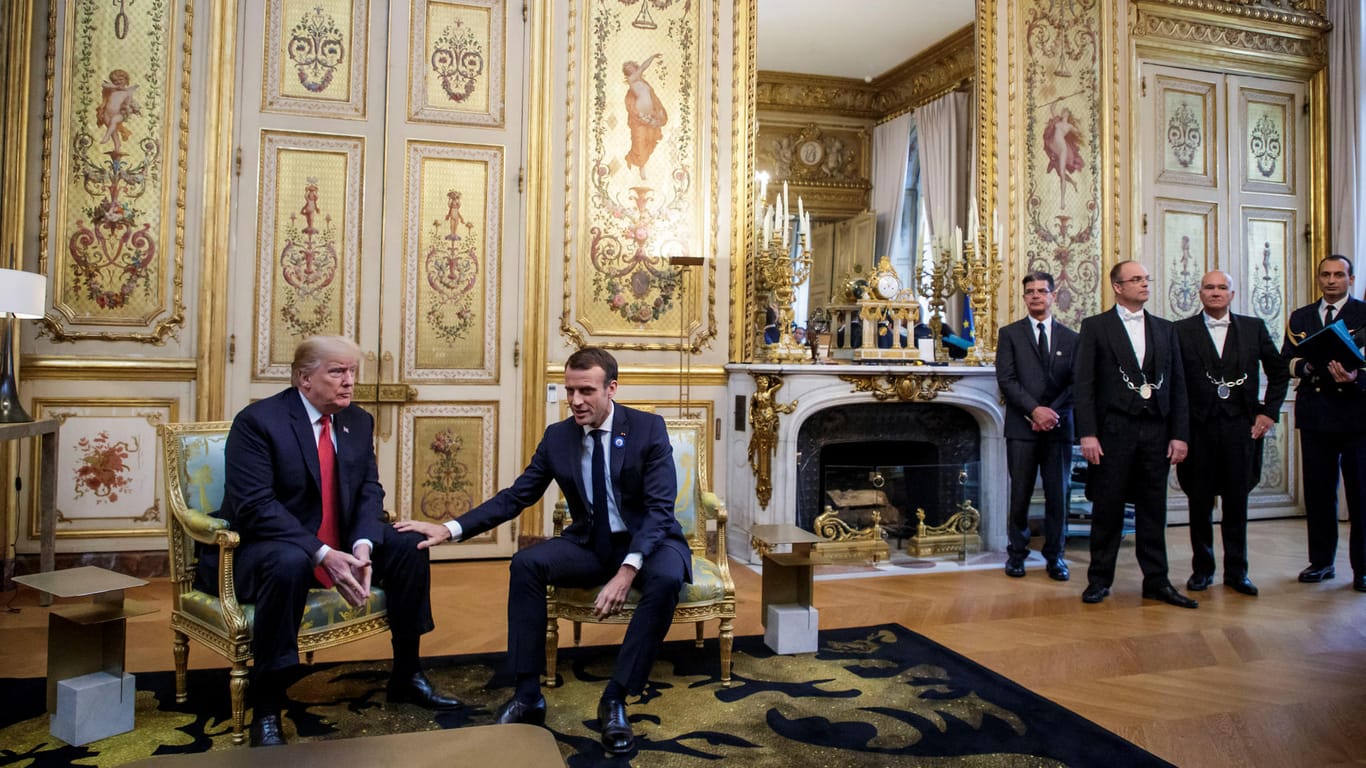 Trump und Macron im Élyséepalast: Macron ergreift nicht nur Trumps Hand – er tätschelt auch sein Knie.