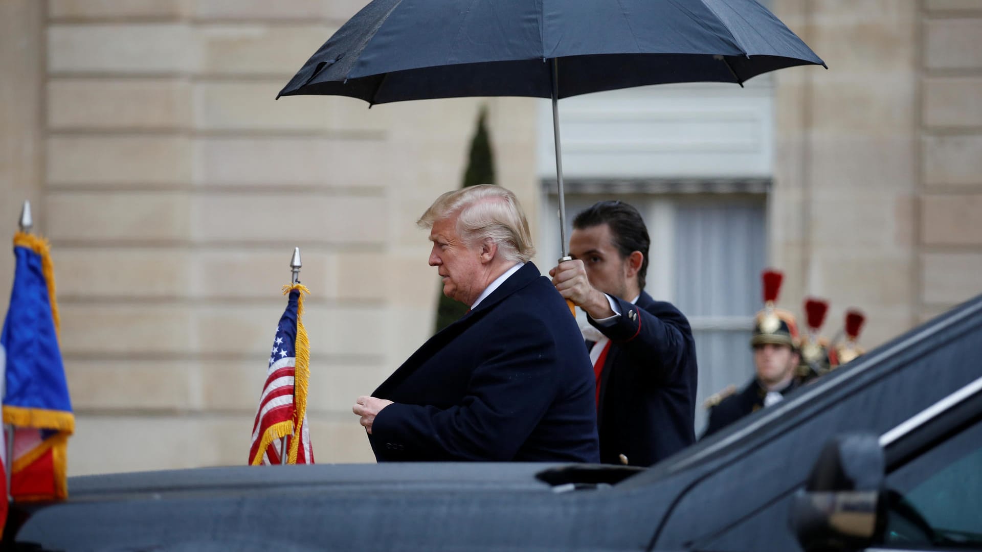 Trump unter dem Regenschirm: Aufgrund des Wetters hat er seine Teilnahme an einer Gedenkveranstaltung für gefallene US-Soldaten abgesagt.