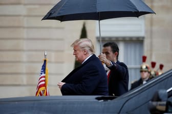 Trump unter dem Regenschirm: Aufgrund des Wetters hat er seine Teilnahme an einer Gedenkveranstaltung für gefallene US-Soldaten abgesagt.