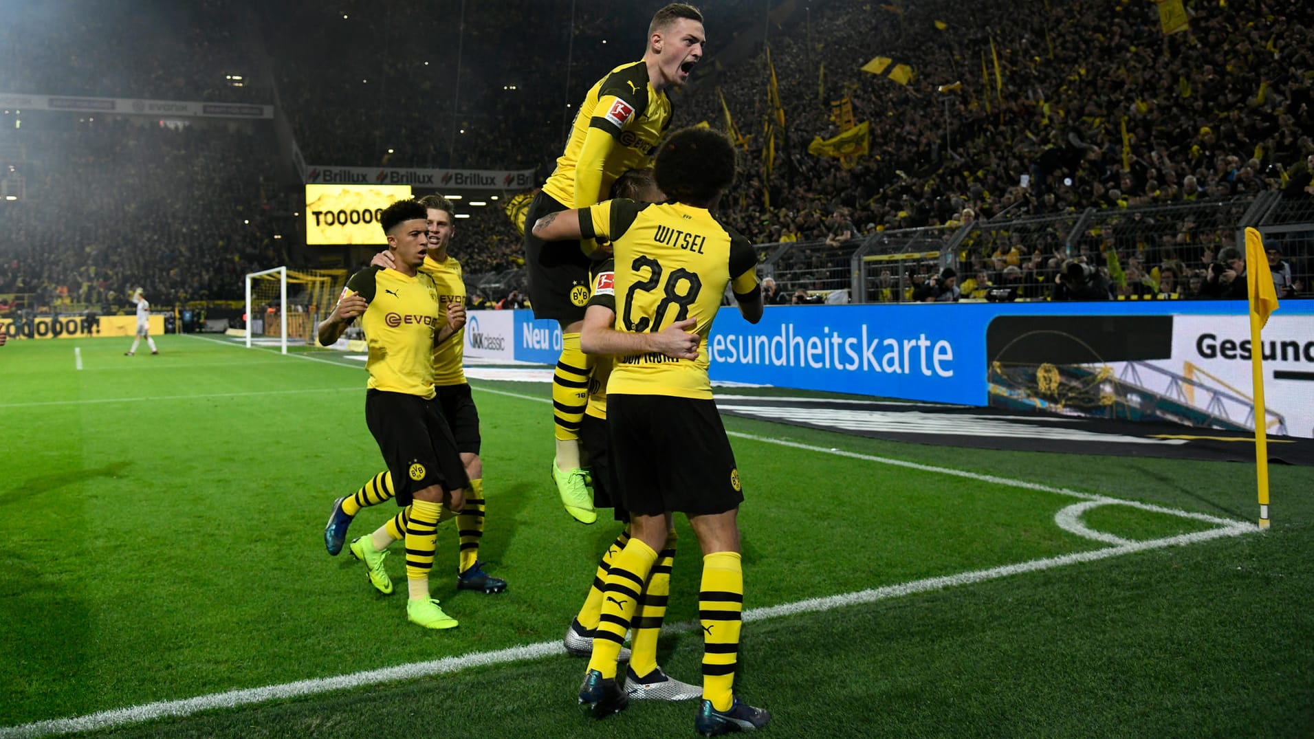 Jubel vor der Südtribüne: Die BVB-Spieler feiern einen Treffer während des Spiel gegen Bayern.