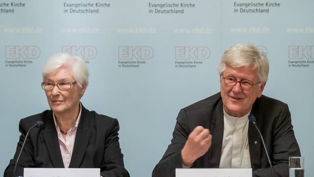 Bischof Bedford-Strohm neben Irmgard Schwaetzer: Hauptthema der Kirchentagung ist, wie die Kirche wieder mehr junge Menschen begeistern kann. Bischof Bedford-Strohm neben Irmgard Schwaetzer: Hauptthema der Kirchentagung ist, wie die Kirche wieder mehr junge Menschen begeistern kann.