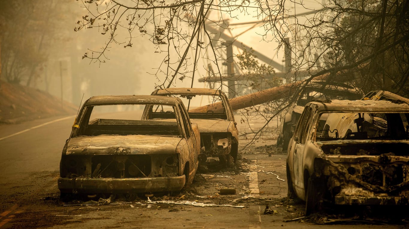 Ausgebrannte Autos auf einer Straße in Paradise: Die Zahl der Opfer der verheerenden Waldbrände in Kalifornien steigt weiter.