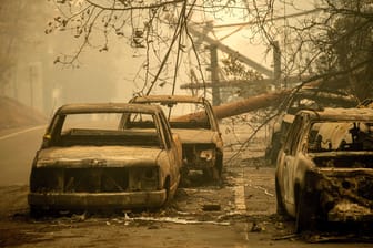 Ausgebrannte Autos auf einer Straße in Paradise: Die Zahl der Opfer der verheerenden Waldbrände in Kalifornien steigt weiter.